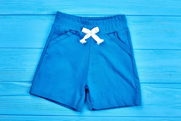 Pantalones cortos de algodón azul para niños . — Foto de Stock