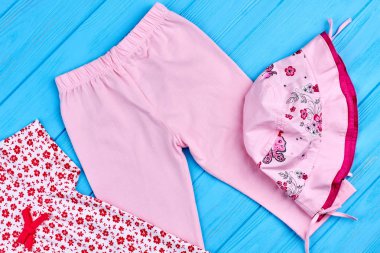 Pembe tayt ve şapka kız bebek için.