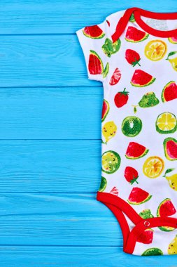 Bebek şirin farklı meyve giyerlerdi.