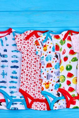 Desenli bebek pamuk bodysuits kümesi.