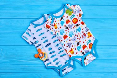 Süslü bebek bodysuits, üstten görünüm.