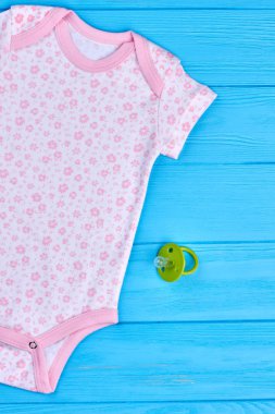 Küçük çiçek desenli elbise.