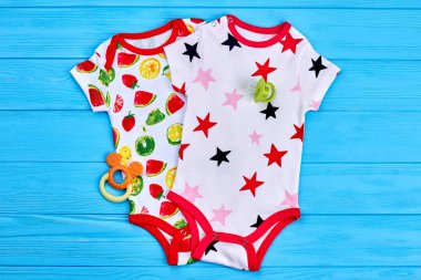 Bebek bebekler için çok güzel bodysuits.