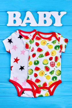 Renkli desenli pamuk bebek bodysuits.