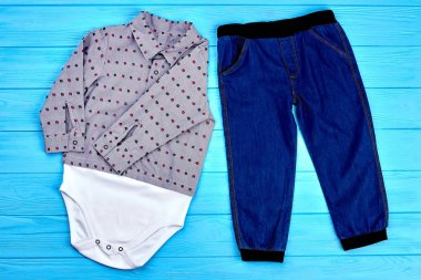 Erkek bebek için modern giysiler bir dizi.