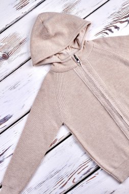 Kukuletalı kablo çocuklar için örgü kazak.