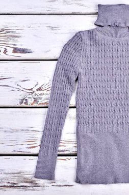 Gri boğazlı doku tasarım kazak.