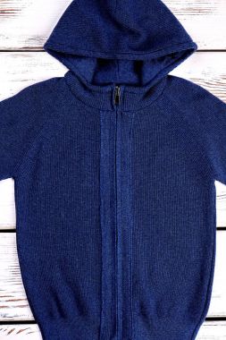 Çocuklar için kaliteli kapşonlu kazak.