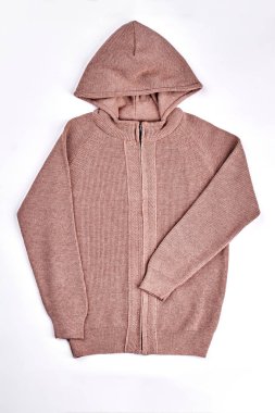 Yeni kapşonlu kazak üzerine beyaz izole.