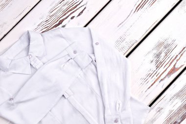 Liseli kız için yeni beyaz bluz.