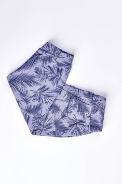 Bebek yeni basılı pantolon katlanmış.