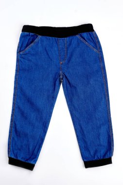 Yürümeye başlayan çocuk kot kot izole.