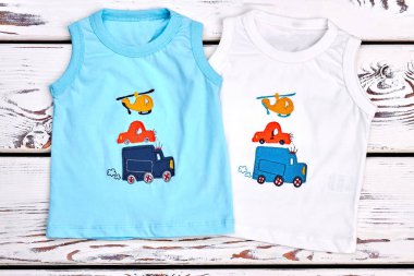 Renkli baskılı t-shirtler çocuklar için ayarla.