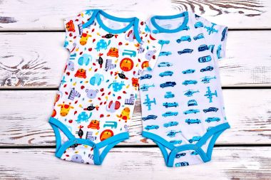 Yumuşak desenli tulumlardan set çocuklar için.