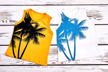 Renkli baskılı t-shirtler çocuklar için ayarla.