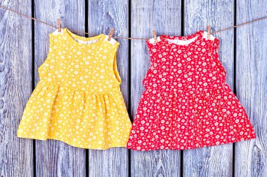 İpte asılı çocuk elbise.