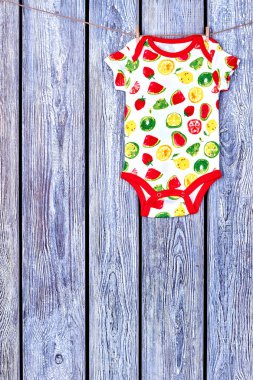 Bebek yumuşak elbise clothesline üzerinde asılı.