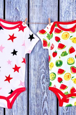 Bebek kız temiz bodysuits ip üzerinde.