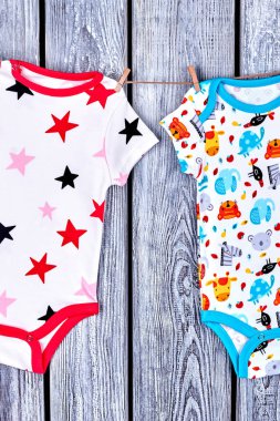 İpe kurutma bebek tulumu.