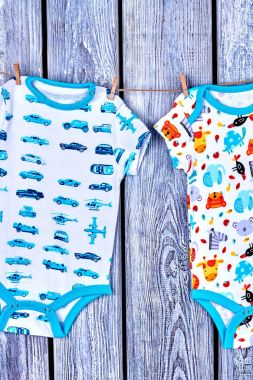 Bebek çocuk tulumu clothesline üzerinde asılı.