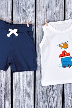 İpte asılı bebek çocuk giyim.