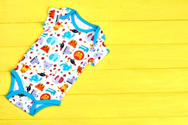 Bebeklerde organik romper desenli.