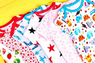 Bebeklerde yumuşak yazdırılan tulumu.