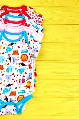 Bebekler yumuşak tulumlardan kümesi.