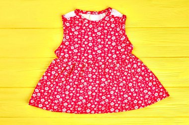 Küçük kızlar kırmızı desenli üst.