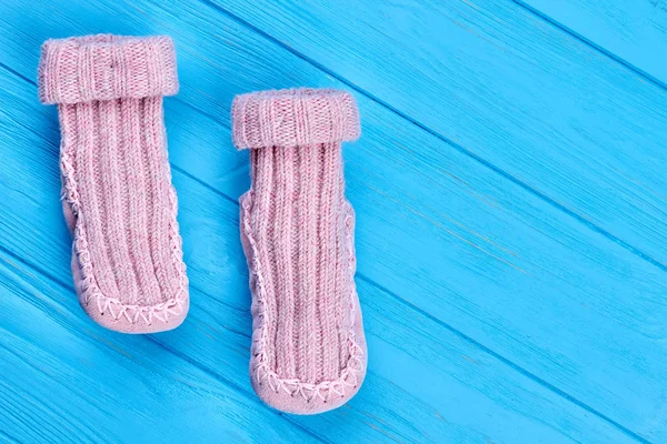Calcetines de punto de lana hechos a mano para niños . — Foto de Stock