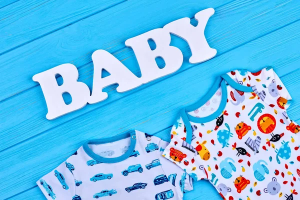 Figura palavra bebê, estampado bebê bodysuits . — Fotografia de Stock