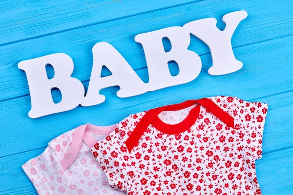 Satz gemusterter Baby-Mädchen-Kleidung. — Stockfoto