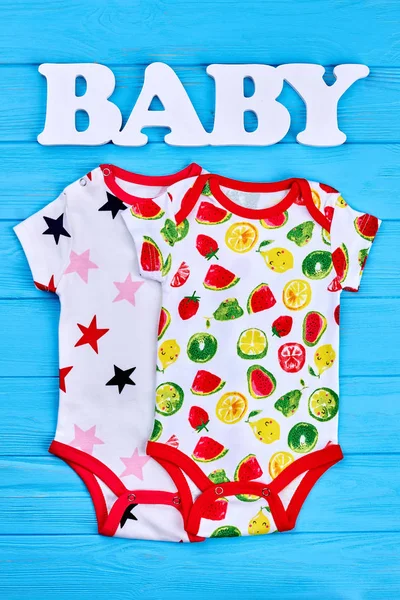 Renkli desenli pamuk bebek bodysuits.