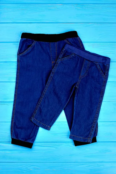Pantalones Jean para bebés, vista superior . — Foto de Stock