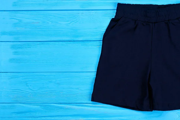 Pantalones cortos de algodón oscuro para niños y espacio para copiar . — Foto de Stock