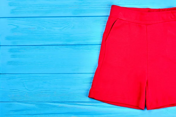 Pantalones cortos rojos de alta calidad para niños . — Foto de Stock