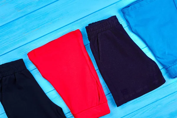 Çocuklar şort arka plan renkli.