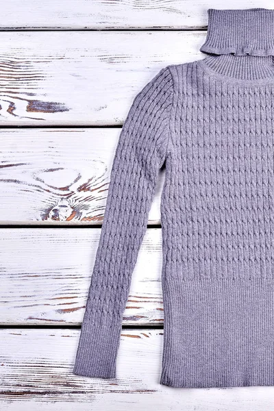 Gri boğazlı doku tasarım kazak.