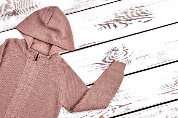 Yeni kahverengi kapşonlu kazak.