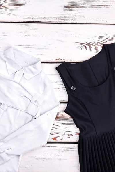 Blusa blanca y vestido negro para niña de la escuela . —  Fotos de Stock