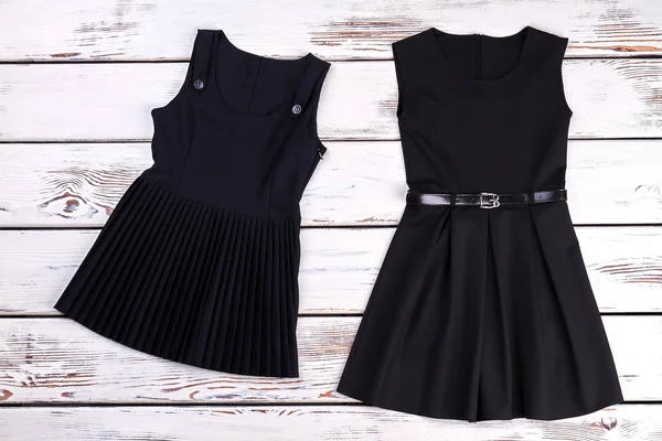 Δύο μαύρα φορέματα, ξύλινο υπόβαθρο. — Φωτογραφία Αρχείου