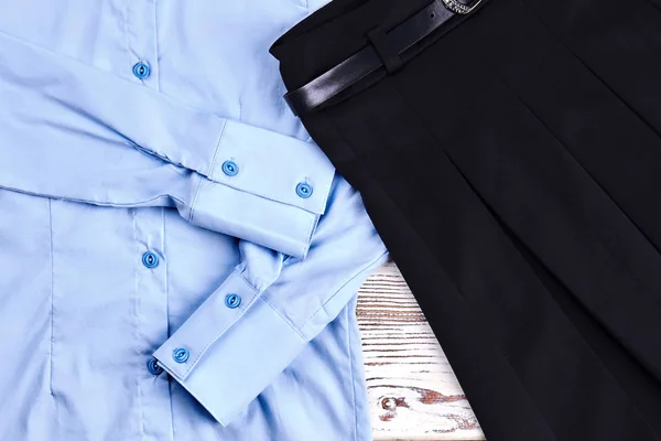 Detalle de camisa de algodón y falda plisada . —  Fotos de Stock