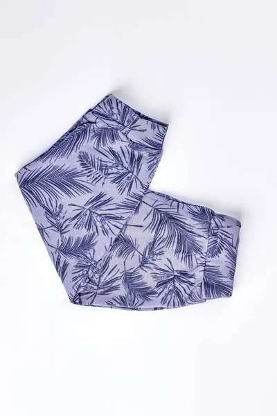 Bebek yeni basılı pantolon katlanmış.