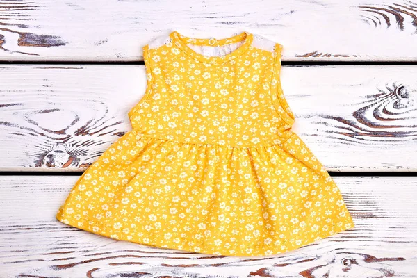 Bebé-niña lindo vestido de algodón amarillo . —  Fotos de Stock