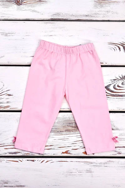 Neue lange Hose aus Baumwolle für kleines Mädchen. — Stockfoto