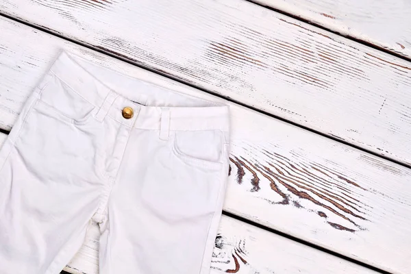 Pantalones vaqueros blancos aislados para niños . —  Fotos de Stock