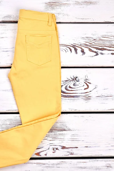 Womans pantaloni casual giallo . — Foto Stock
