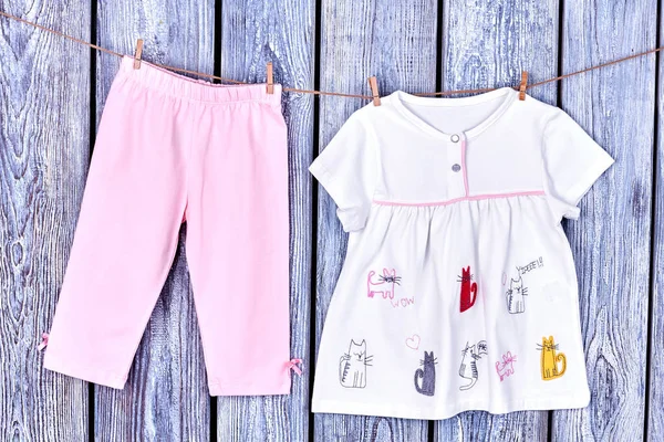 clothesline üzerinde asılı bebek giysileri.