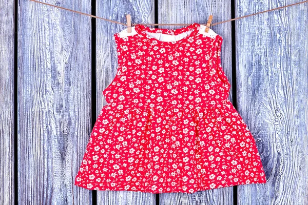 Bebé vestido rojo colgando en el tendedero . — Foto de Stock