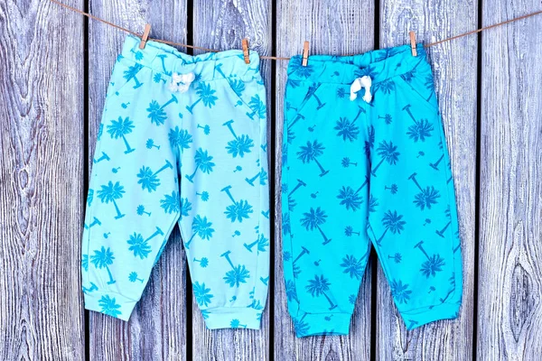 Çocuk pantolon çamaşır asılı.